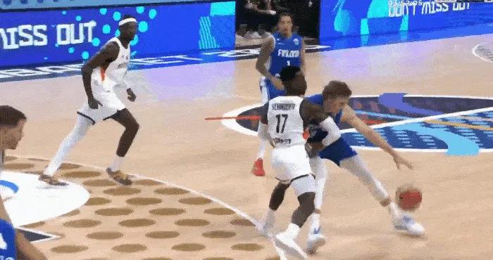 施罗德弧顶三分连拿5分，马尔卡宁强吃施罗德打成2+1回应