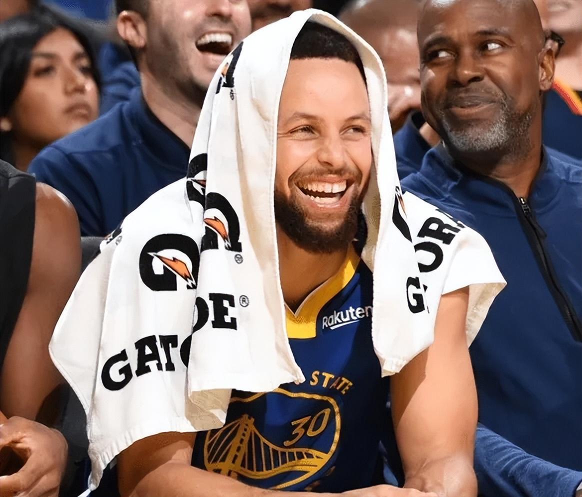 星空体育官网-勇士胜尼克斯！3首发轰80分，巴特勒带替补打出优势，格林仍垮！