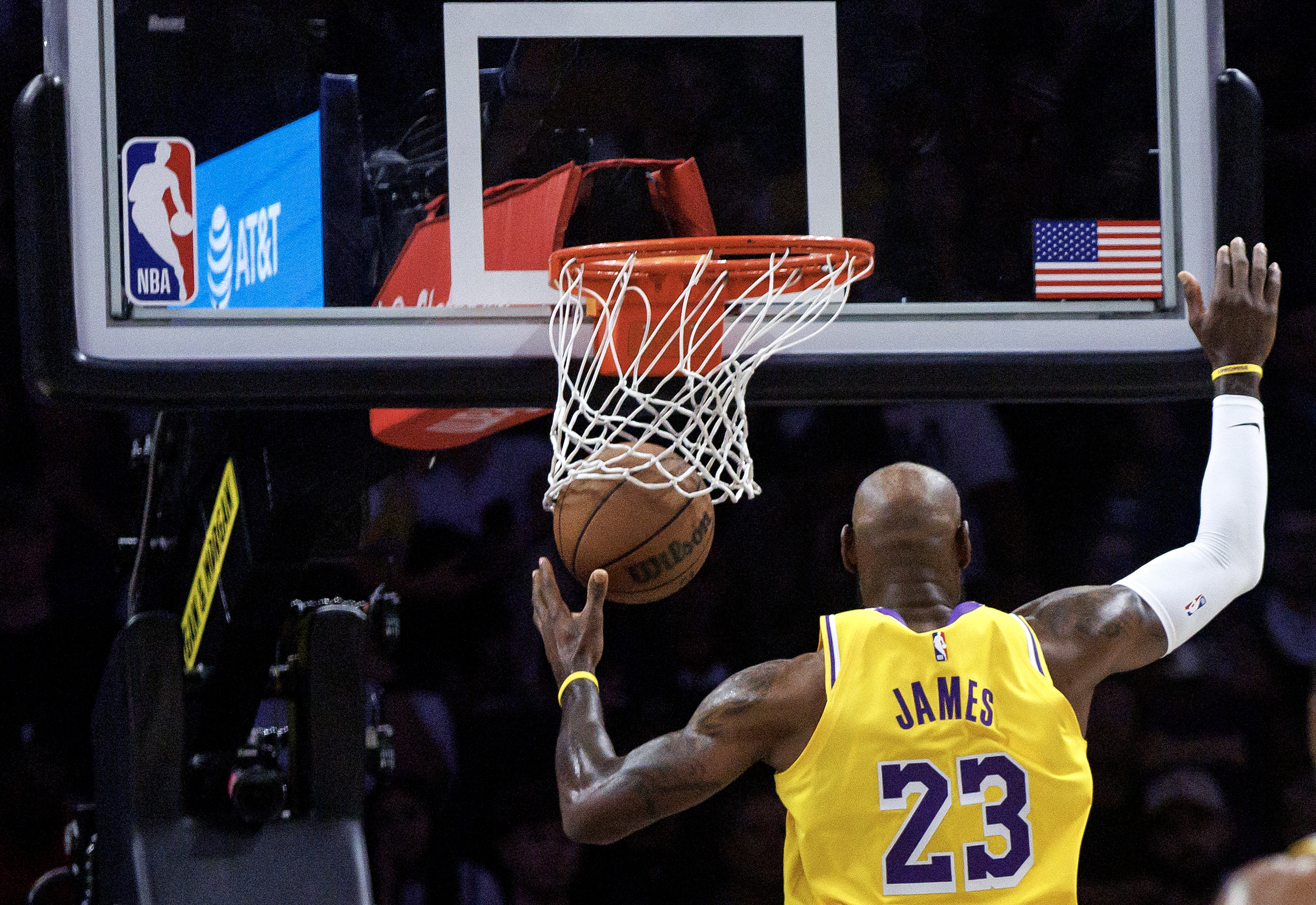 星空体育app-湖人需要全力詹最后一搏！41岁的他能带队撑到东契奇回归吗？