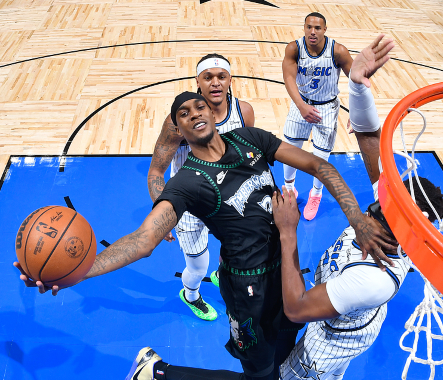 星空体育app-西部最新排名：掘金10连胜，火箭收好礼，3-6名差距变大